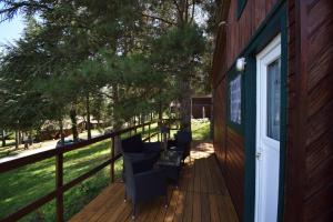 Petit chalet au Lac de Goulens avec piscine commune - 2 adultes et 1 enfant