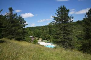 Petit chalet au Lac de Goulens avec piscine commune - 2 adultes et 1 enfant