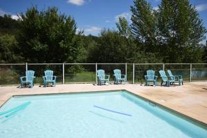Petit chalet au Lac de Goulens avec piscine commune - 2 adultes et 1 enfant