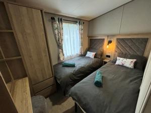 The Retreat 6 - Hot tub Mini Lodge, WiFi, pet friendly, bed linen - Golden Palm Resort - Meadow Lakes Caravan & Lodge Hire