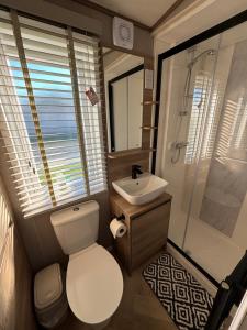 The Retreat 6 - Hot tub Mini Lodge, WiFi, pet friendly, bed linen - Golden Palm Resort - Meadow Lakes Caravan & Lodge Hire