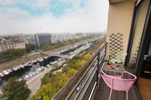 Top floor with Eiffel Tower view and roof top