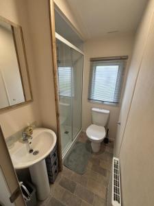 Sunnymede B7 - Fantasy Island, Hot tub, wrap around veranda, WiFi - Meadow Lakes Caravan & Lodge Hire