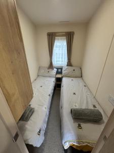 Sunnymede B7 - Fantasy Island, Hot tub, wrap around veranda, WiFi - Meadow Lakes Caravan & Lodge Hire