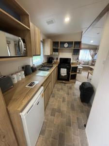 Sunnymede B7 - Fantasy Island, Hot tub, wrap around veranda, WiFi, pet free - Meadow Lakes Caravan & Lodge Hire