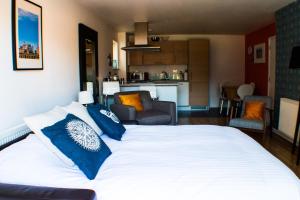 Two-Bedroom Apartment room in Spacious Central Family Apartment