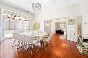 Prime Glen Huntly Beauty - 4BR Family Home w pool