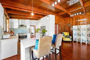 Prime Glen Huntly Beauty - 4BR Family Home w pool