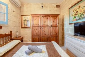 Traditional entire maisonette close to airport