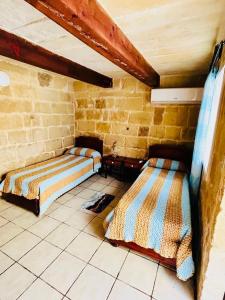 Traditional entire maisonette close to airport