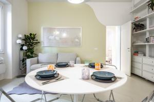 Design and Silence - Wide renovated apartment 2 stops form centrale