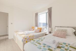 Spacious 3BD Flat Near London City Airport