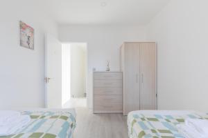 Spacious 3BD Flat Near London City Airport