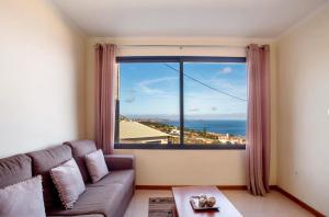 Remarkable 3-Bed House in Machico - 4-star hotels in Machico