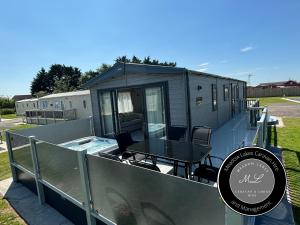 The Retreat 39 - Hot tub Mini Lodge - Golden Palm - pet friendly, WiFi, central heating, bed linen - Meadow Lakes Caravan & Lodge Hire