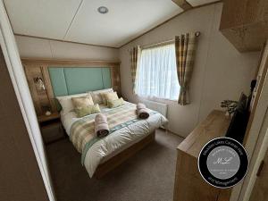 The Retreat 39 - Hot tub Mini Lodge - Golden Palm - pet friendly, WiFi, central heating, bed linen - Meadow Lakes Caravan & Lodge Hire