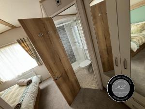 The Retreat 39 - Hot tub Mini Lodge - Golden Palm - pet friendly, WiFi, central heating, bed linen - Meadow Lakes Caravan & Lodge Hire