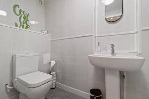 Studio Cottage With Shared Garden - 3Min to Bus Stop