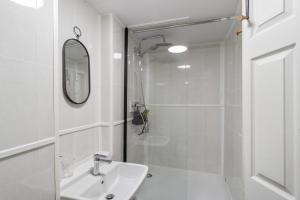 Studio Cottage With Shared Garden - 3Min to Bus Stop