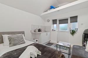 Studio Cottage With Shared Garden - 3Min to Bus Stop