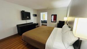 King Room - Non-Smoking room in Super 7 Inn