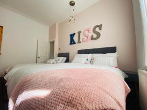 Blackpool - 4 Beds - Sleeps 10 - Pet Friendly