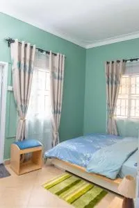 esteez house - Kyebando