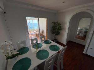 Appartement 3 chambres, piscine et vue mer