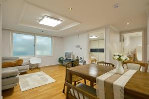 Căn Hộ 3 Phòng Ngủ (Three-Bedroom Apartment)