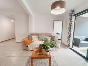 2 Chambres avec Balcon en Centre-Ville et Plage au Calme