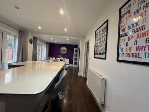 Badgers House - 6 Bedrooms, Sleeps 14, Parking, Wifi