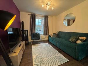 Badgers House - 6 Bedrooms, Sleeps 14, Parking, Wifi