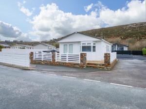 Un Diwrnod One Day The Warren T22