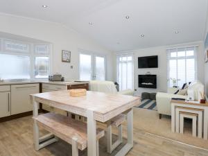 Un Diwrnod One Day The Warren T22