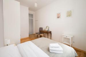 Metro Racławicka Charming Apartment by BookingHost