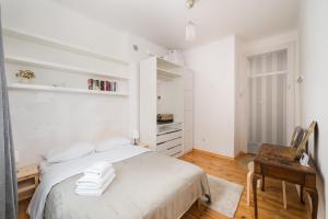 Metro Racławicka Charming Apartment by BookingHost