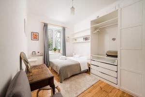 Metro Racławicka Charming Apartment by BookingHost