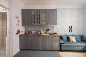 Metro Racławicka Charming Apartment by BookingHost