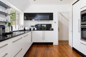 Stunning 5BR Home with Pool - 5 min to Beach