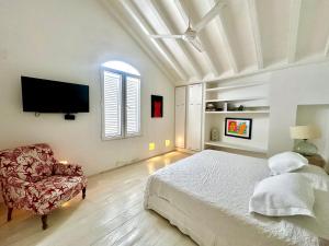 by Calamari Homes - El Porvenir 401 walled city