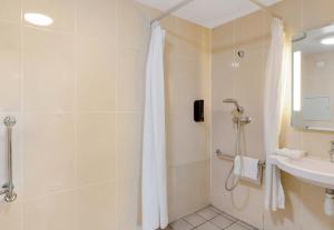 Hotels B&B HOTEL Dunkerque Centre Gare : Chambre Double - Accessible aux Personnes à Mobilité Réduite 
