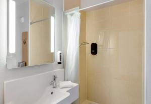 Hotels B&B HOTEL Dunkerque Centre Gare : photos des chambres