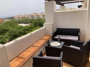 Lägenhet högst upp, med pool och utsikt över havet