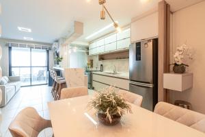 Apto Vista Mar 3 Quartos Ares Condicionados Cozinha Completa Piscina Academia Playground infantil Salão de Jogos a 50m PRAIA Reserve agora mesmo!