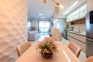 Apto Vista Mar 3 Quartos Ares Condicionados Cozinha Completa Piscina Academia Playground infantil Salão de Jogos a 50m PRAIA Reserve agora mesmo!