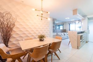 Apto Vista Mar 3 Quartos Ares Condicionados Cozinha Completa Piscina Academia Playground infantil Salão de Jogos a 50m PRAIA Reserve agora mesmo!