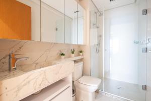 Apto Vista Mar 3 Quartos Ares Condicionados Cozinha Completa Piscina Academia Playground infantil Salão de Jogos a 50m PRAIA Reserve agora mesmo!