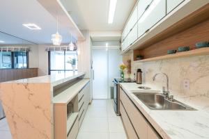 Apto Vista Mar 3 Quartos Ares Condicionados Cozinha Completa Piscina Academia Playground infantil Salão de Jogos a 50m PRAIA Reserve agora mesmo!