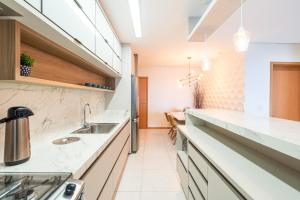 Apto Vista Mar 3 Quartos Ares Condicionados Cozinha Completa Piscina Academia Playground infantil Salão de Jogos a 50m PRAIA Reserve agora mesmo!