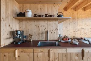 HONAY HOUSE with a stunning view of MOUNTAINS